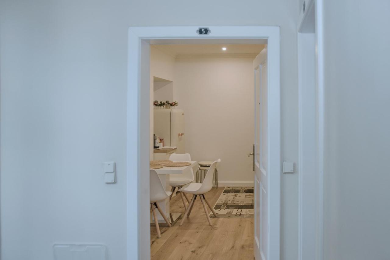 Pink Lotus Apartment Відень Екстер'єр фото